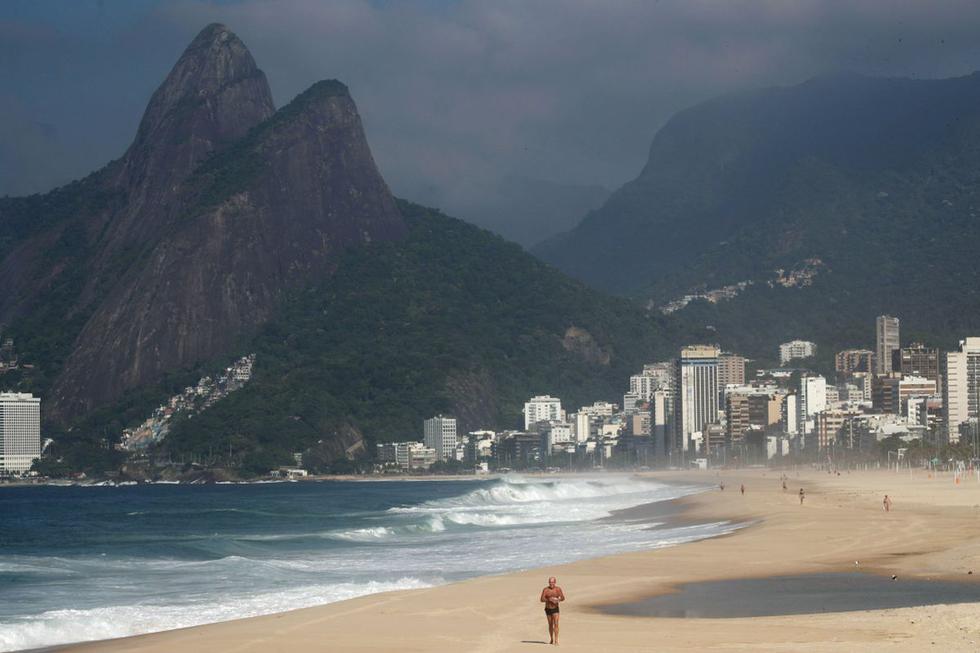 Los habitantes de Río de Janeiro no podrán disfrutar de sus playas este fin de semana, cerradas para contener el coronavirus que solo el viernes dejó más de 2.800 muertos en Brasil. (Texto: AFP / Foto: Reuters).