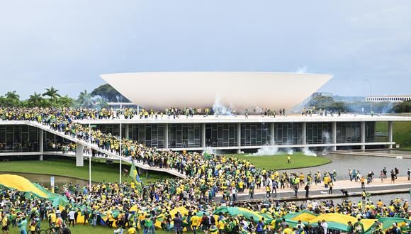 Partidarios del expresidente brasileño Jair Bolsonaro realizan una manifestación en la Esplanada dos Ministerios de Brasilia, el 8 de enero de 2023. (Foto de EVARISTO SA / AFP)