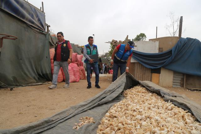 La Municipalidad de Lima decomisó aproximadamente 32 toneladas de ajos que eran pelados por comerciantes informales en pésimas condiciones de salubridad. (Foto: Municipalidad de Lima)