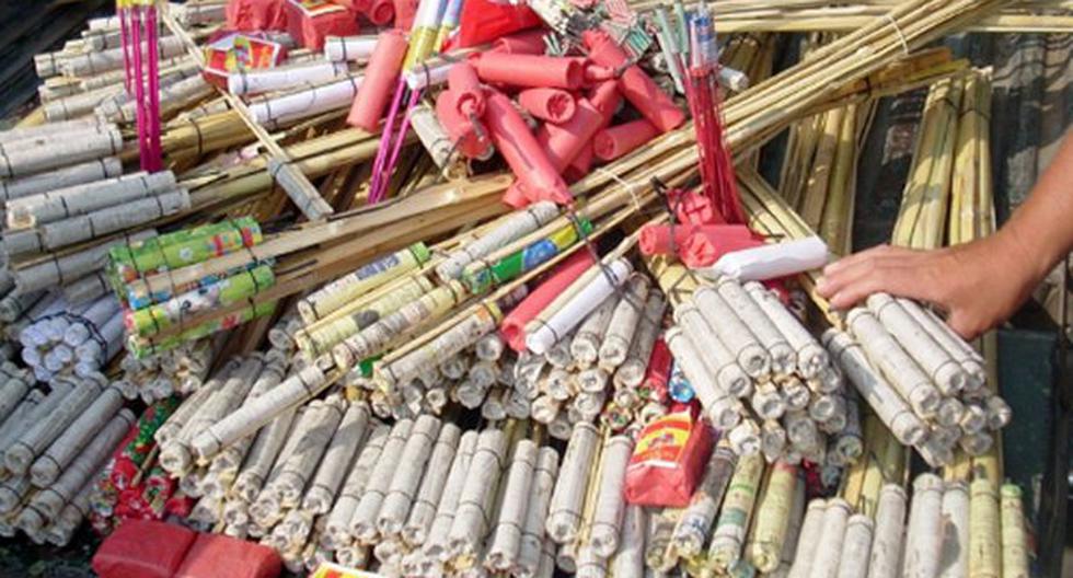 Unos 200 kilos de artículos pirotécnicos que iban a ser distribuidos y vendidos de manera ilegal en diversos mercados de la capital fueron decomisados. (Foto: Andina)