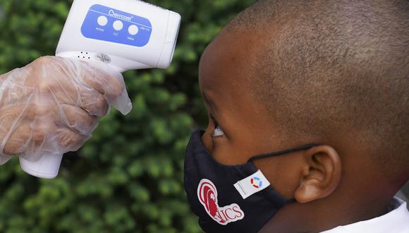 Menores latinos, negros e indígenas representan el 78% de las muertes jóvenes por coronavirus en EE.UU. Foto: AP Photo/John Minchillo