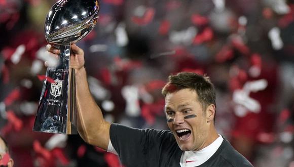 Tom Brady dio tres pases de touchdown en la final y rompió varios récords en su última aparición en el Super Bowl 2021. (Foto: AP)