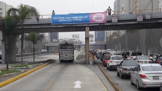 ‘Con mis hijos no te metas’: colectivo instala carteles en puentes de la Vía Expresa