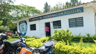 Hombre se encuentra con el presunto violador de su hija de 13 años en la comisaría y lo asesina