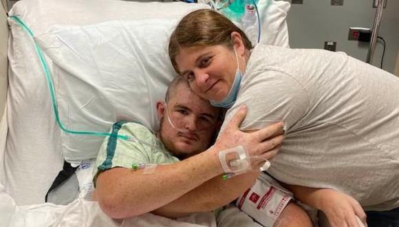 Austin Bellamy permanece en el hospital después de haber sido picado por miles de abejas. (Foto: Shawna Carter / Facebook).