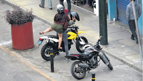 Al estar prohibidos de hacer 'taxi', los colectiveros en moto no pueden tener un SOAT de transporte público que cubra los gastos de pasajeros en caso de un accidente