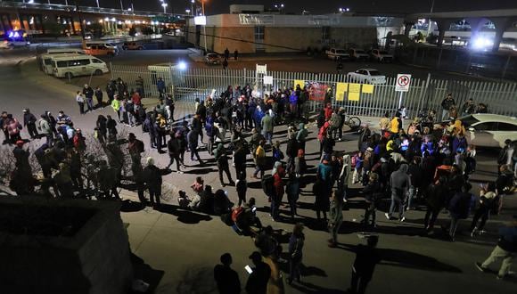 Un grupo de migrantes y familiares de personas fallecidas por un incendio realizaron una vigilia en memoria de las 38 víctimas, frente al Instituto Nacional de Migración (INM), hoy en Ciudad Juárez, en el estado de Chihuahua (México).  (Foto: EFE/Luis Torres)