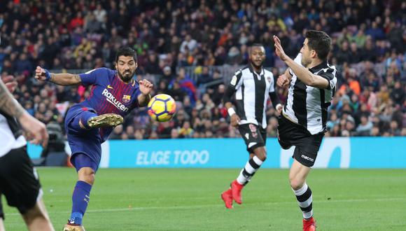 El delantero uruguayo Luis Suárez aprovechó una genial asistencia de Sergi Roberto para definir con gran calidad y marcar su primer gol del año. (Foto: Reuters)