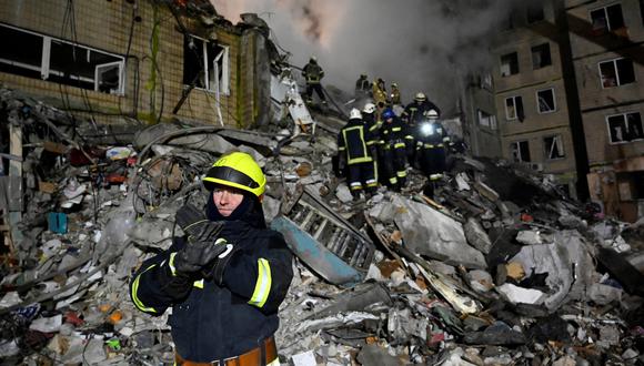 Los rescatistas trabajan en un edificio residencial destruido después de un ataque con misiles, en Dnipro el 15 de enero de 2023. (Foto: SERGEI CHUZAVKOV / AFP)