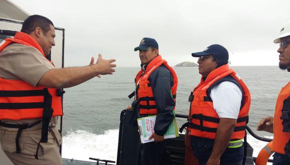La diligencia estuvo liderada por el fiscal Pedro Eloy Del Carpio Soto, quien se dirigió a bordo de una embarcación hasta las 3.5 millas del litoral junto a representantes de la Capitanía Guardacosta Marítima de Pisco, Policía Ambiental de Ica y del Ministerio de la Producción. (Foto: Fiscalía)