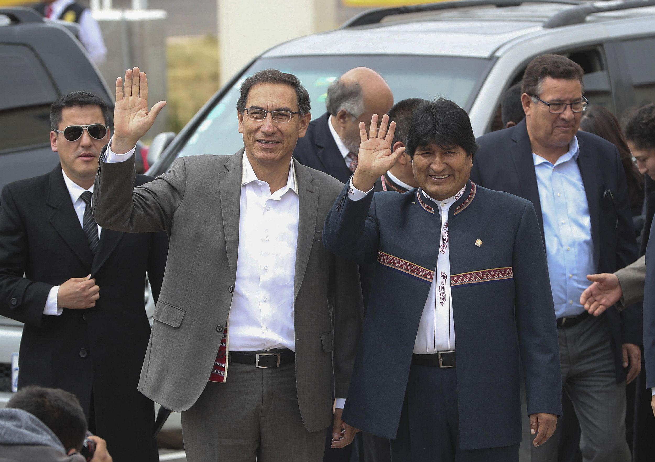 Morales y Vizcarra se vieron en su último encuentro el pasado abril en el lado peruano de la localidad fronteriza de Desaguadero. (Foto: EFE)
