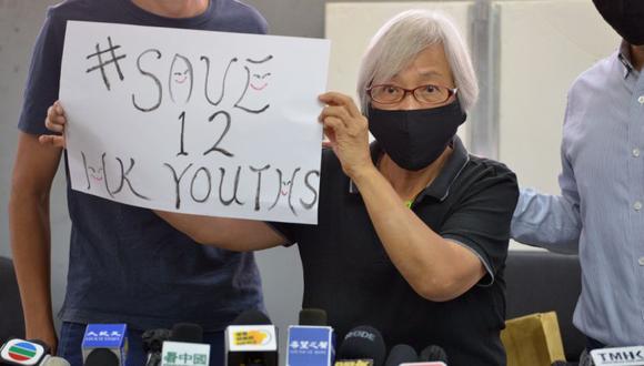 La manifestante a favor de la democracia de 64 años Alexandra Wong sostiene una pancarta para resaltar la difícil situación de 12 jóvenes de Hong Kong encarcelados en el continente después de supuestamente intentar huir del territorio en barco hacia Taiwán, en una conferencia de prensa en Hong Kong. (Foto: Peter PARKS / AFP).