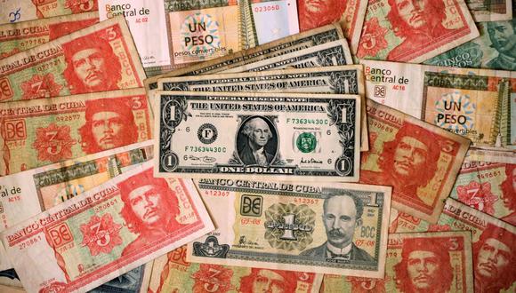 Billetes cubanos y estadounidense se ven en esta fotografía ilustrativa tomada en La Habana el 14 de marzo de 2011. (REUTERS / Desmond Boylan / Foto de archivo).