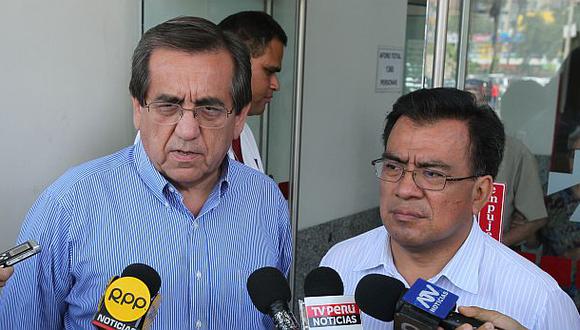 Los apristas Javier Velásquez Quesquén y Jorge del Castillo reiteraron sus críticas a Julio Arbizu. (Foto: Alessando Currarino/Archivo El Comercio)