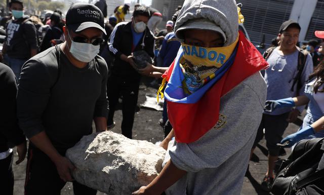 Ciudadanos y manifestantes indígenas recogen las piedras que formaban las barricadas en la calles luego de que se anunciara el fin de las protestas en Ecuador. (EFE/ Bienvenido Velasco).