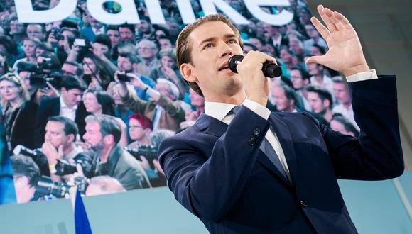 El líder del Partido Popular de Austria (OeVP), Sebastian Kurz, pronuncia un discurso en el escenario después de las primeras encuestas de salida durante la noche electoral de su partido. (Foto: AFP).