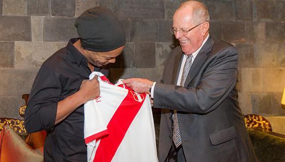 PPK se reunió con Ronaldinho: "Bienvenido al Perú" [VIDEO]