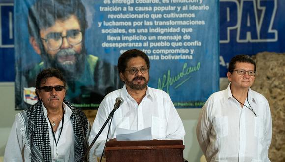 Los comandantes de la guerrilla izquierdista FARC-EP, Jesús Santrich (I), Iván Márquez (C) y Pablo Catatumbo (D), participan en una conferencia de prensa el 6 de noviembre de 2013. (Foto de YAMIL LAGE / AFP)