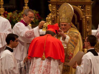 En el 2003 Burke fue nombrado arzobispo de Saint Louis y cinco años después, con el papa Benedicto XVI, Prefecto del Tribunal Supremo de la Signatura Apostólica. (Foto: infovaticana.com)