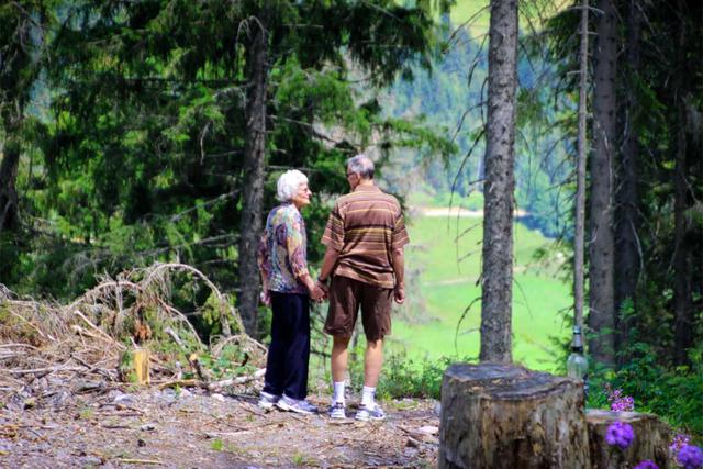 Una pareja de abuelitos celebró de manera muy emotiva un aniversario más juntos.| Foto: Pexels/Magda Ehlers