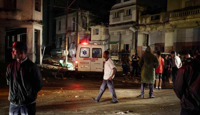 Una ambulancia conduce a través del vecindario de Luyano en La Habana el 28 de enero de 2019. (Foto: AFP)