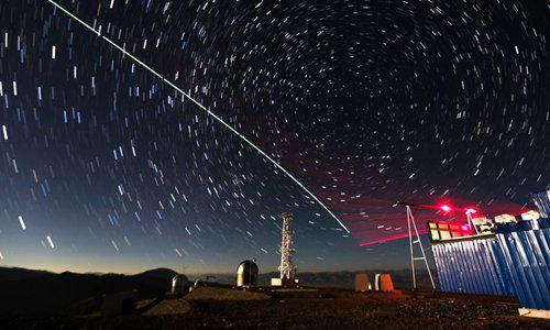La composición muestra un enlace entre el satélite cuántico "Micius" y la plataforma experimental de teletransportación cuántica. (Xinhua / Jin Liwang)