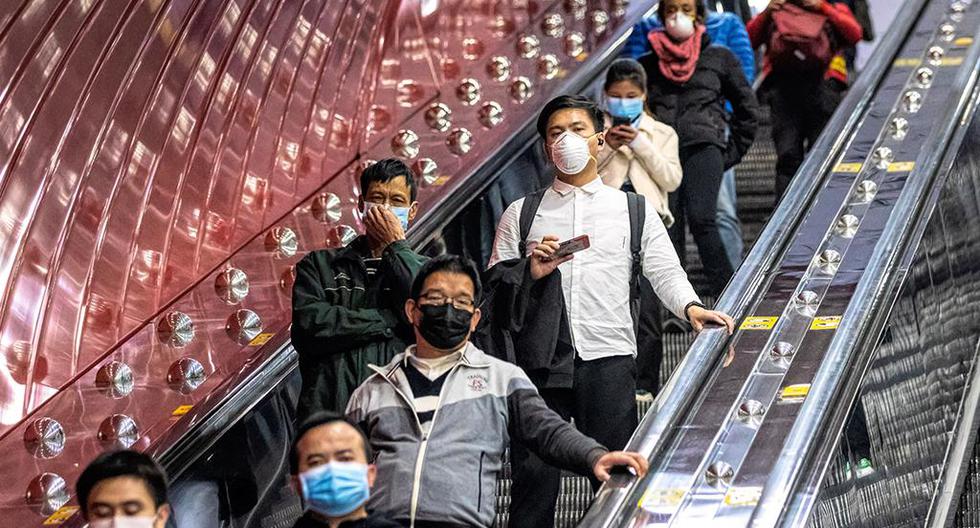 La gente sube las escaleras mecánicas en la estación de tren principal de Guangzhou con máscaras protectoras para la protección de Covid-19. (Foto: EFE)