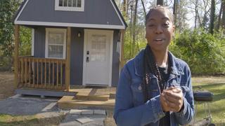 Joven de 26 años construyó una mini casa lujosa y ahora vive gratis en su patio