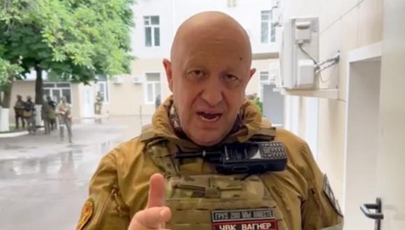Esta captura de video muestra al jefe del Grupo Wagner, Yevgeny Prigozhin, hablando dentro de la sede militar del sur de Rusia en la ciudad de Rostov. (AFP).