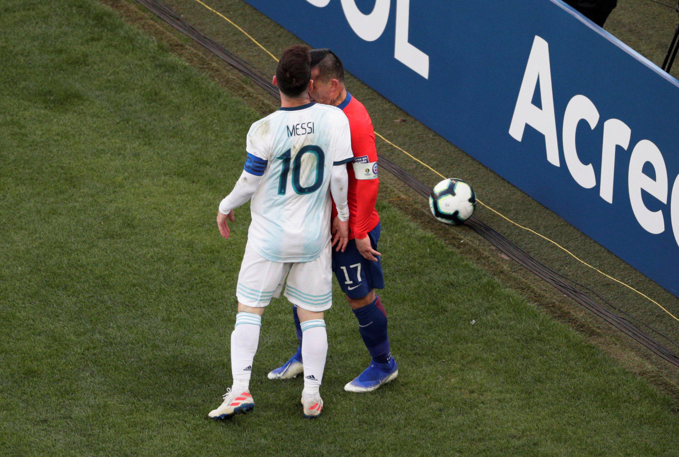 Argentina vs. Chile: Messi y Medel expulsados tras terrible choque en área chilena | Foto: Agencias AP/AFP/REUTERS/EFE