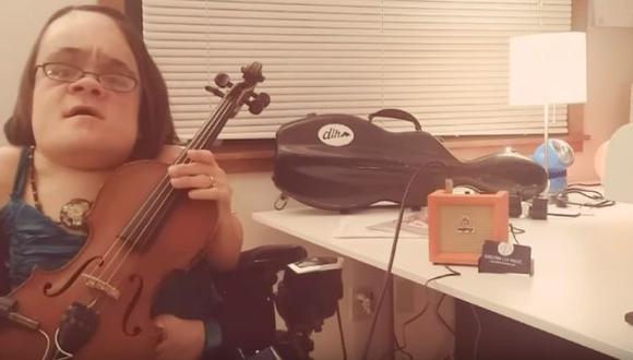 Violinista con enfermedad a los huesos impresiona con su música