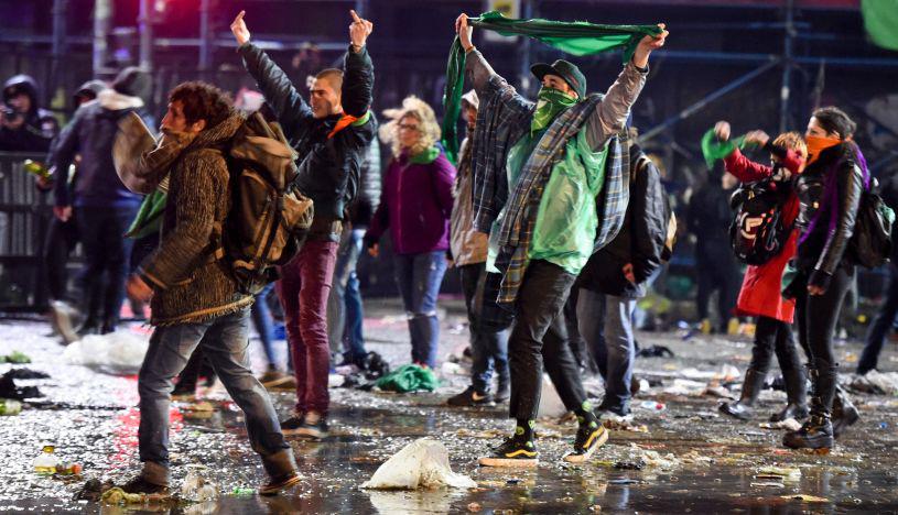 Foto 9 | El desalojo de las afueras del Parlamento no estuvo exento de incidentes, que dejaron, según destacaron medios locales, varios detenidos por enfrentamientos de los manifestantes con la Policía. (Foto: AFP)