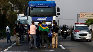Camioneros partidarios de Jair Bolsonaro siguen bloqueando carreteras en Brasil
