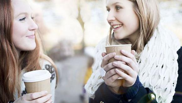 ¿Tomar un café con desconocidos puede mejorarnos un 10%?