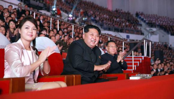 El dictador de Corea del Norte Kim Jong-un junto a su esposa  Ri Sol-ju en una imagen de octubre del 2015. (AFP).