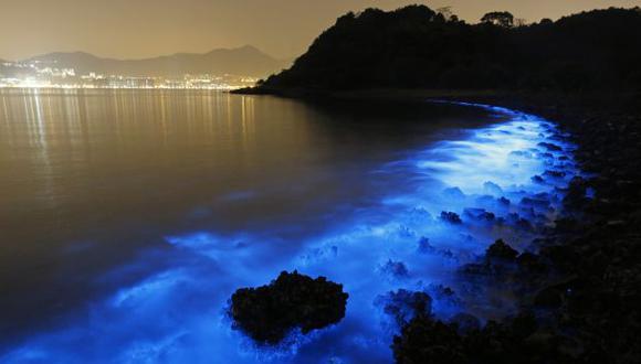 El hermoso y peligroso brillo de las aguas de Hong Kong