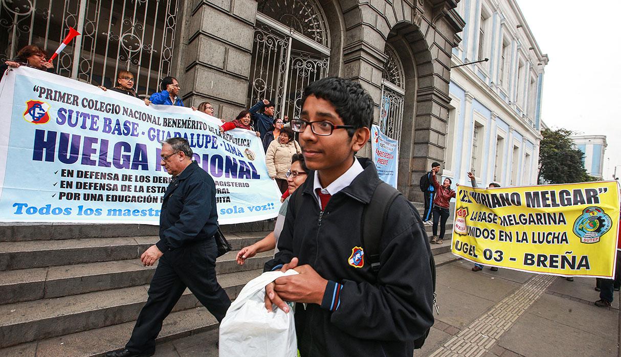 Lo que hacen los escolares mientras los profesores se encuentran en huelga. (Foto: Rolly Reyna / El Comercio)