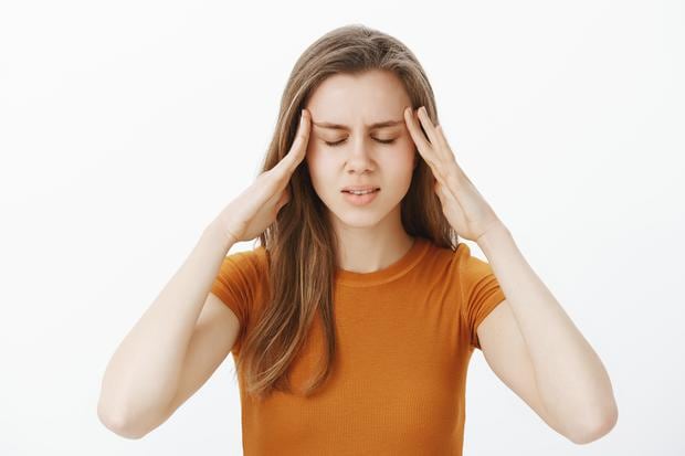 Los síntomas de hiperglucemia incluyen fatiga y dolor de cabeza.