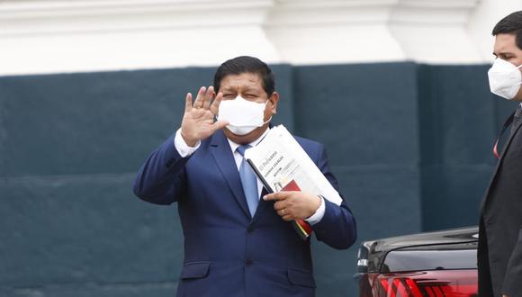 Walter Ayala saluda a la prensa a su llegada al Congreso (Foto: Eduardo Cavero/Grupo El Comercio)