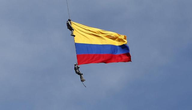 Dos soldados que colgaban de un helicóptero cayeron al vacío y perdieron la vida en Colombia. (Foto: EFE).