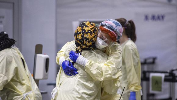 La trabajadora médica Margaret Watkins abraza a su compañera Shelly Burke en el Hospital UMASS Memorial DCU Center en Worcester, Massachusetts, Estados Unidos. (Foto de Joseph Prezioso / AFP).