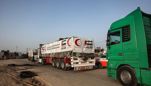 Camiones que transportan ayuda humanitaria ingresan a la Franja de Gaza a través del cruce de Rafah con Egipto en el tercer día de una tregua entre Israel y Hamás el 26 de noviembre de 2023. (Foto de Mohammed ABED / AFP)
