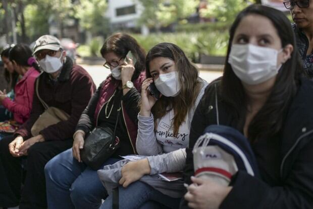 Ciudadanos usan máscaras faciales para evitar la propagación del nuevo coronoavirus COVID-19 (Foto: Pedro Pardo / AFP)