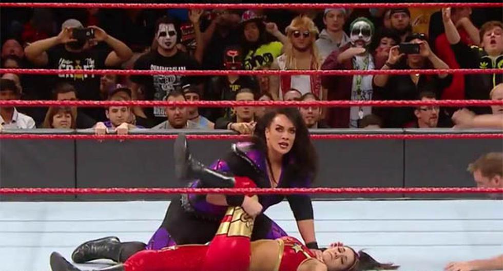Nia Jax logrando la victoria sobre Bayley en Raw (Foto: WWE)