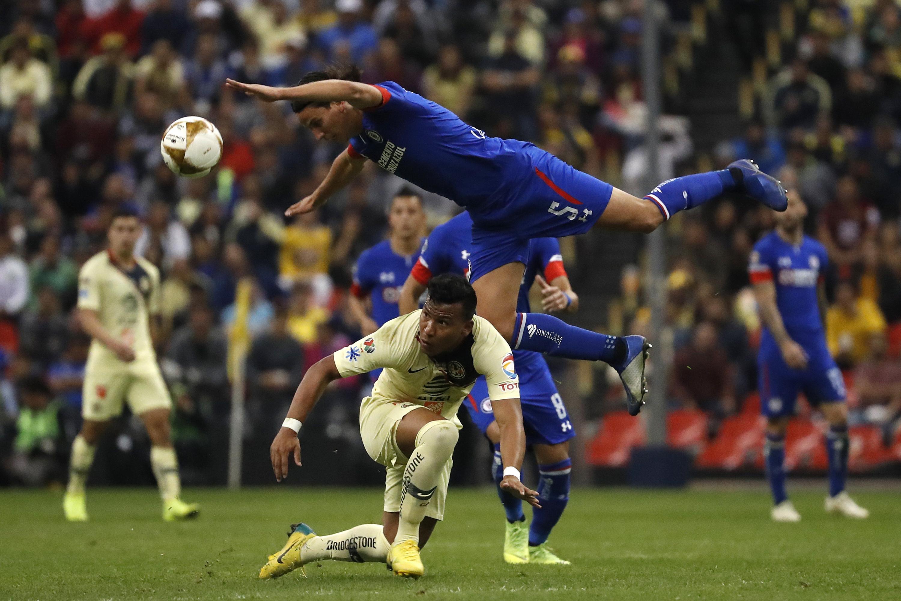 Se jugó la primera final de la Liga MX entre el América vs. Cruz Azul y aquí te traemos el resumen con los goles y mejores jugadas de la ida en el Estadio Azteca. (Foto: AP)