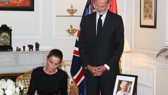 La Reina Letizia de España junto al Rey Felipe VI (R) de España firmando el libro de condolencias en la Embajada Británica en Madrid para presentar sus respetos luego de la muerte de la reina Isabel de Gran Bretaña. (Foto de JOSE JIMENEZ / Casa de S.M. el Rey / AFP)