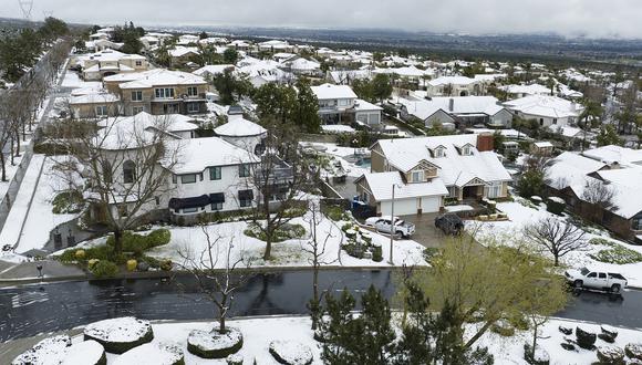 La nieve cubre las casas en el vecindario Haven Estates de Rancho Cucamonga, California, el 25 de febrero de 2023. (Foto de JOSH EDELSON / AFP)