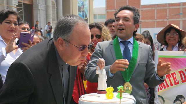 El alcalde de la ciudad, Valentín Fernández Bazán, ofreció una ceremonia especial con la realización de shows artísticos, baile de marinera, orquesta en vivo y una torta con la imagen del santo pontífice (Foto: Municipalidad de Nuevo Chimbote)