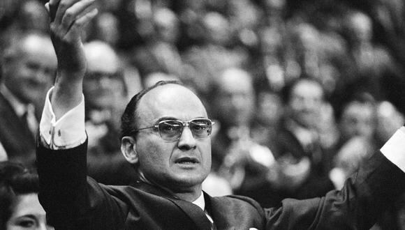 Luis Echeverría Álvarez después de convertirse en el candidato oficial para la carrera presidencial de 1970-76, durante la sesión de clausura de la convención del gobernante Partido Revolucionario Institucional en el Palacio Olímpico de Deportes en la Ciudad de México, el 16 de noviembre de 1969.