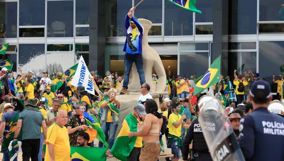 Los partidarios del expresidente de Brasil Jair Bolsonaro invaden el Palacio Presidencial de Planalto mientras se enfrentan con las fuerzas de seguridad en Brasilia el 8 de enero de 2023. (SERGIO LIMA / AFP).